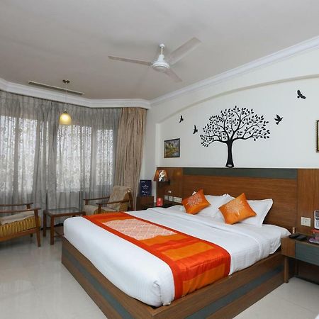Oyo 1081 Hotel Sindhu International Tirupati Eksteriør bilde