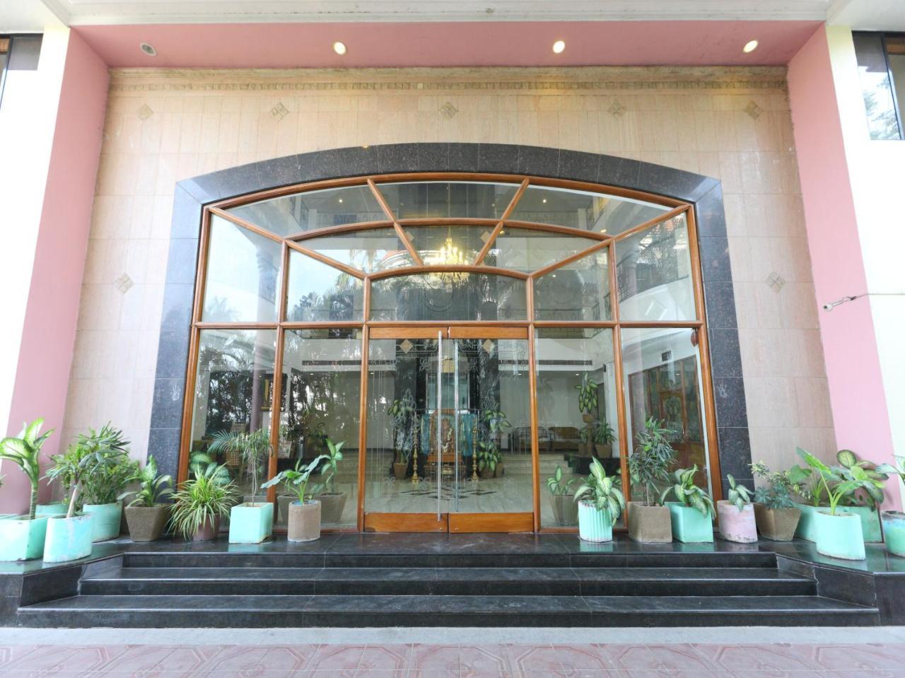 Oyo 1081 Hotel Sindhu International Tirupati Eksteriør bilde